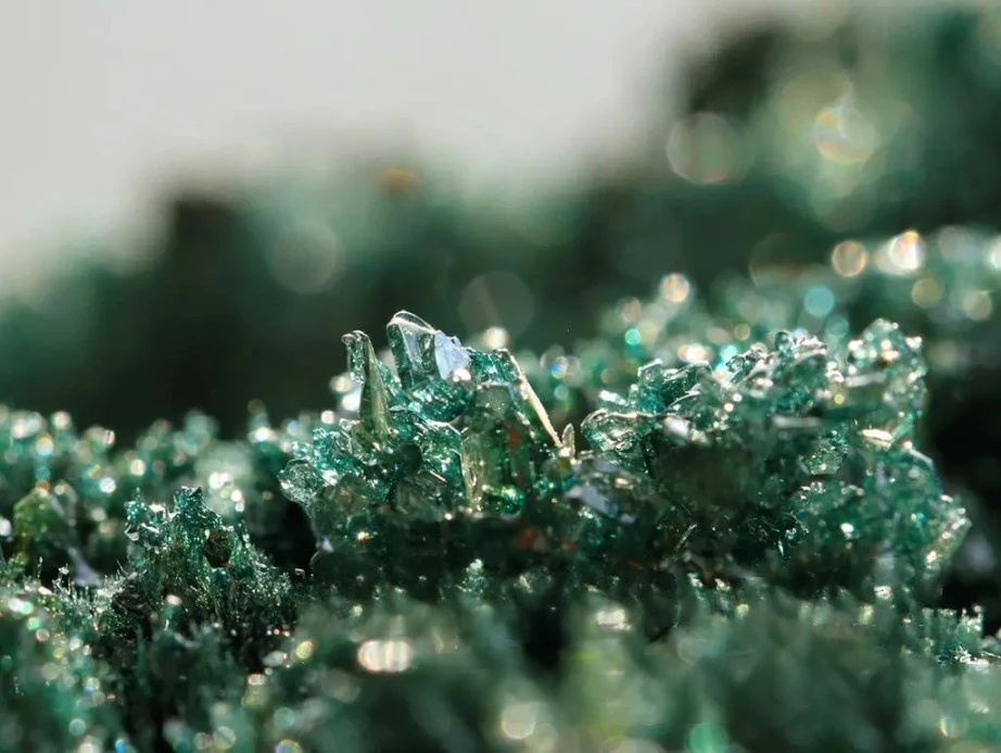 What are the key properties of green silicon carbide?